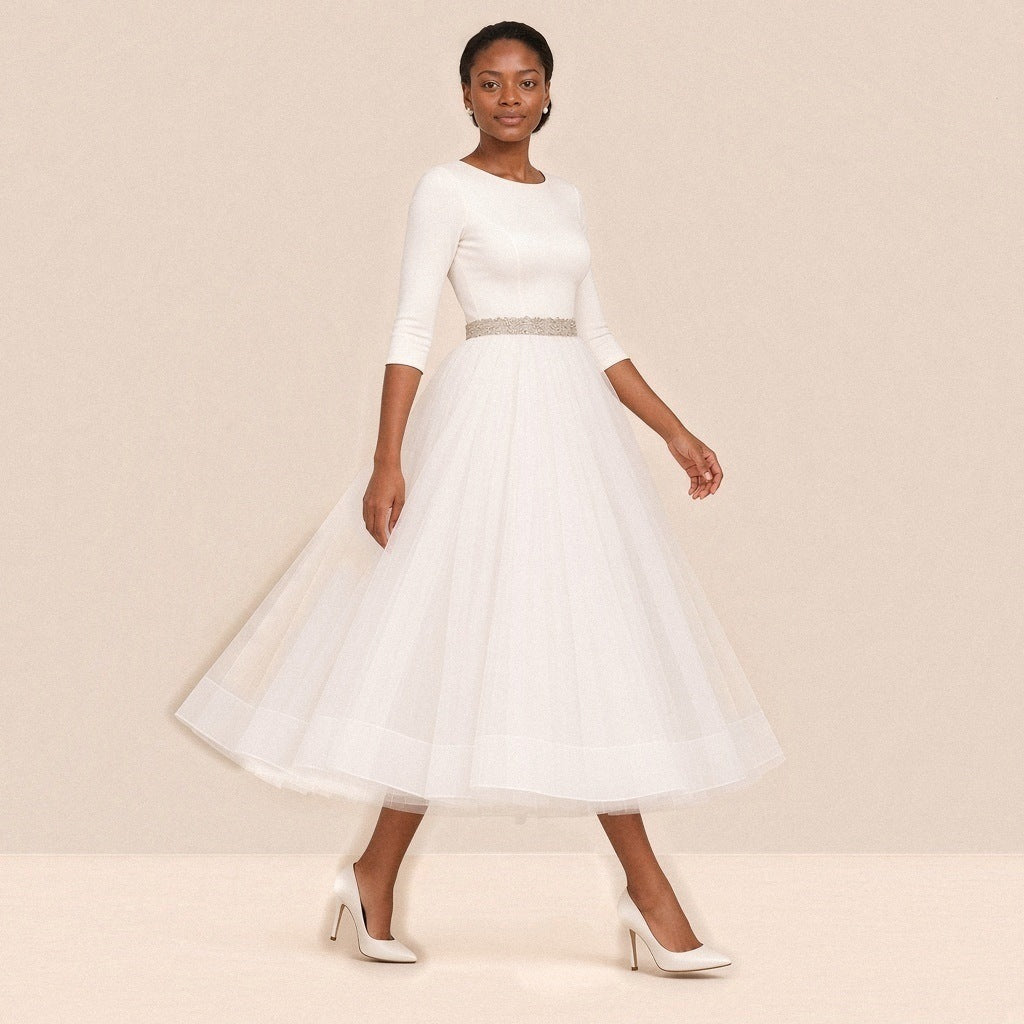 Femme marchant dans la robe de mariée mi-longue, jupe en tulle en mouvement
