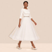 Femme marchant dans la robe de mariée mi-longue, jupe en tulle en mouvement