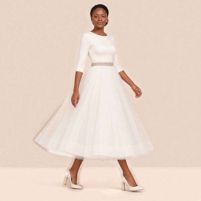 Femme marchant dans la robe de mariée mi-longue, jupe en tulle en mouvement