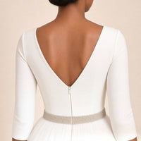 Robe de mariée mi-longue portée, détail du dos en V et de la fermeture éclair
