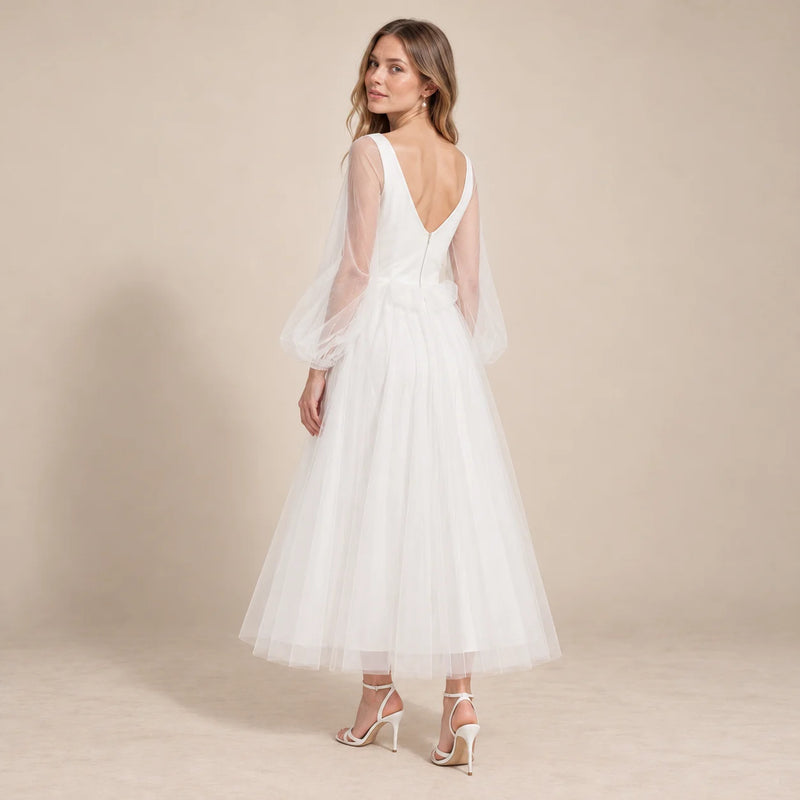 Dos en V de la robe de mariée midi blanche avec manches transparentes