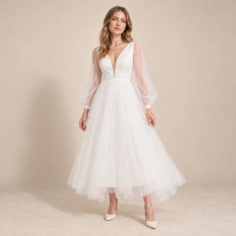 Robe de mariée midi blanche à décolleté V et manches transparentes, vue de face