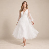 Robe de mariée midi blanche en mouvement, jupe évasée en tulle
