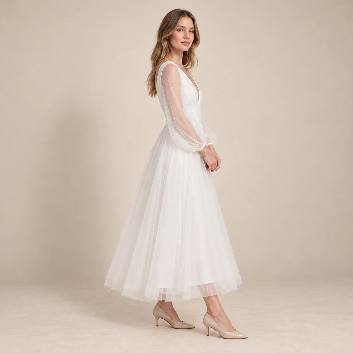 Profil de la robe de mariée blanche à manches longues vaporeuses et jupe en tulle