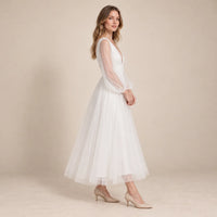 Profil de la robe de mariée blanche à manches longues vaporeuses et jupe en tulle