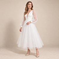 Robe de mariée blanche mi-longue en tulle, silhouette de trois quarts