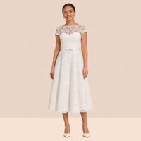 Robe de mariée midi en dentelle, mancherons, ceinture à nœud et dos lacé