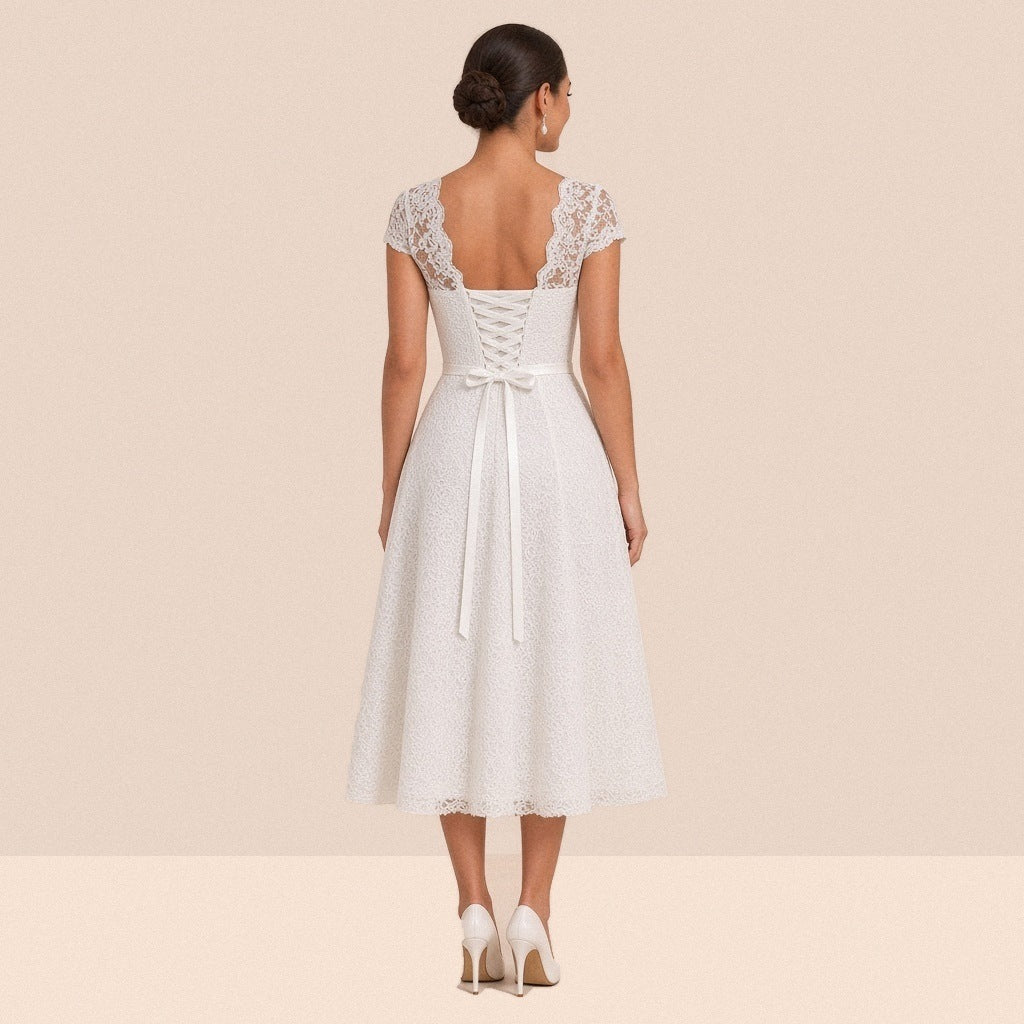 Robe de mariée midi en dentelle vue de dos, dos carré lacé et nœud à longs pans