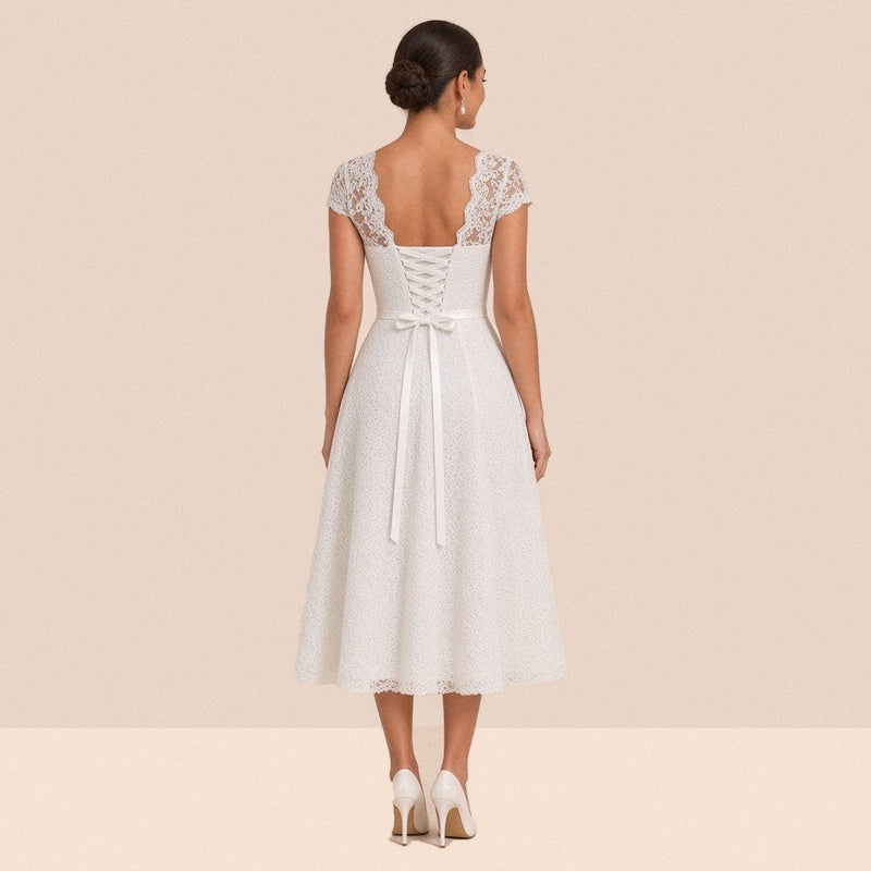 Robe de mariée midi en dentelle vue de dos, dos carré lacé et nœud à longs pans