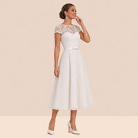 Robe de mariée midi en dentelle de trois quarts, encolure illusion et ruban satiné à la taille