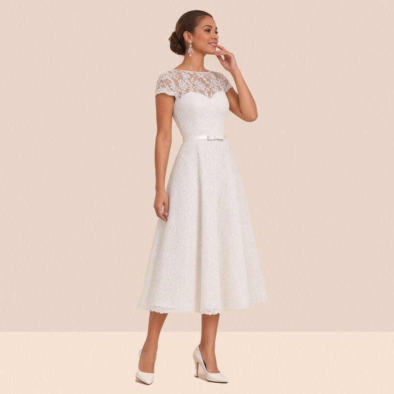 Robe de mariée midi en dentelle de trois quarts, encolure illusion et ruban satiné à la taille