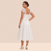 Robe de mariée midi en dentelle de trois quarts dos, laçage et nœud au dos