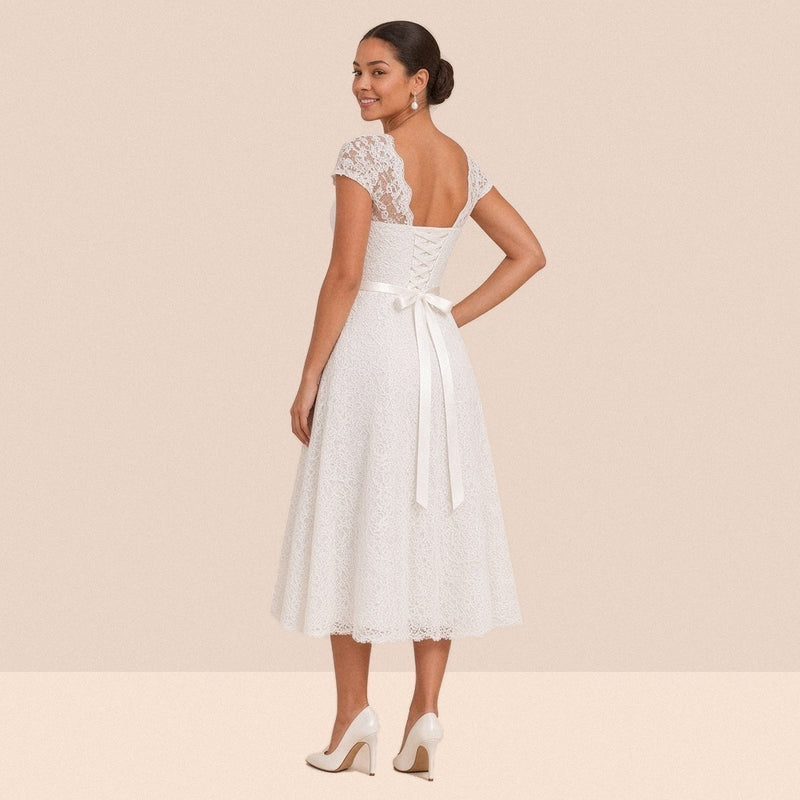 Robe de mariée midi en dentelle de trois quarts dos, laçage et nœud au dos
