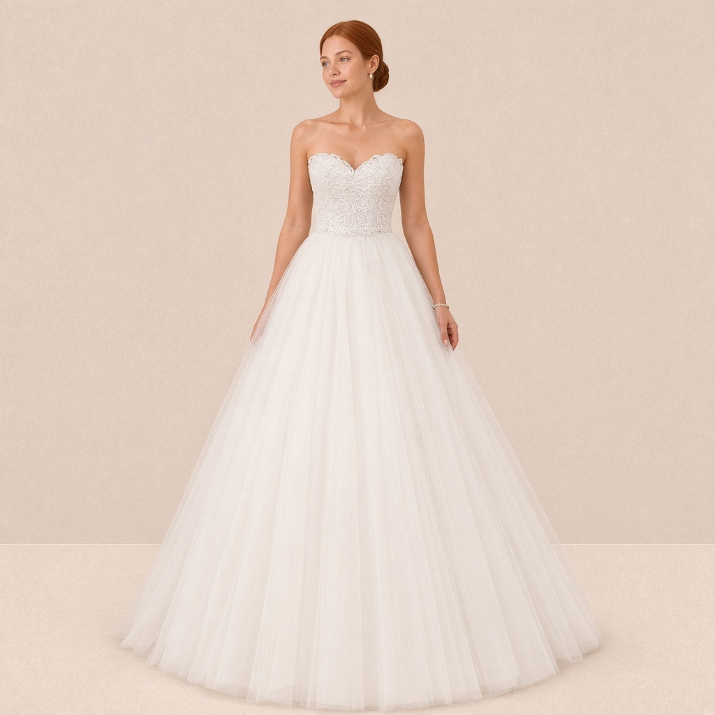 Robe de mariée princesse blanche bustier cœur en dentelle et jupe en tulle, vue de face