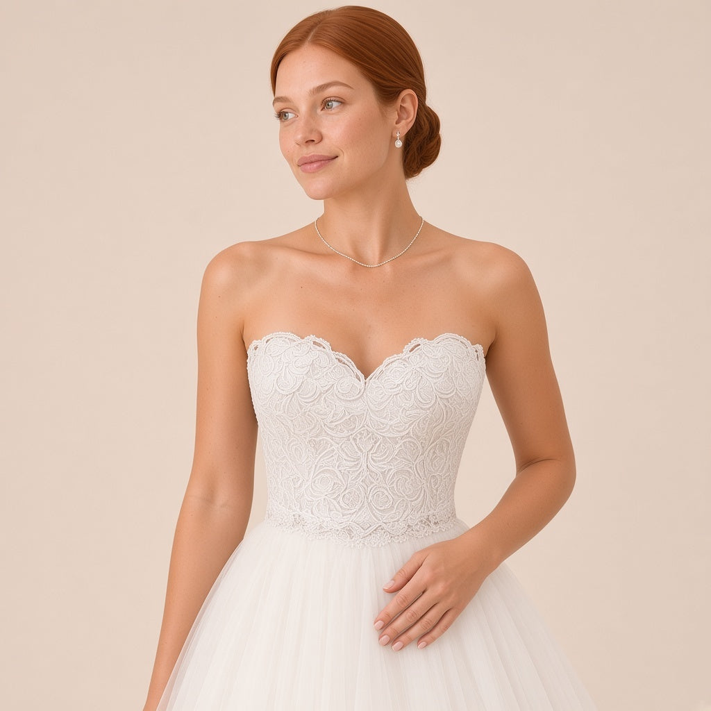 Gros plan du bustier en dentelle florale à décolleté en cœur festonné