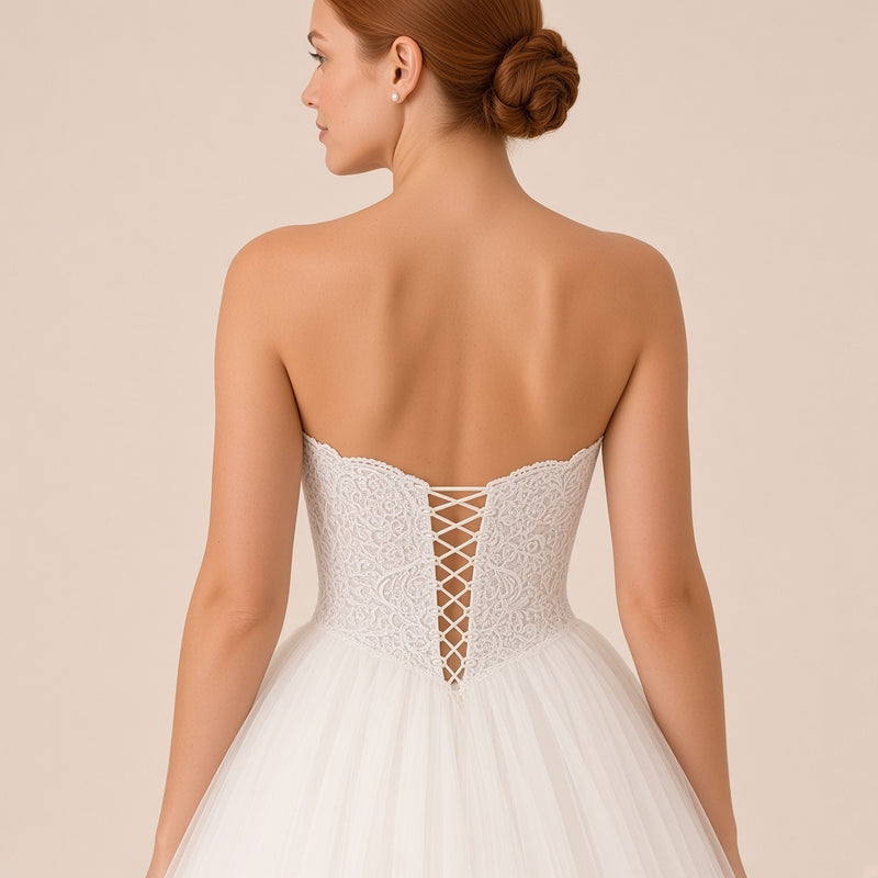 Gros plan du laçage croisé au dos du bustier en dentelle