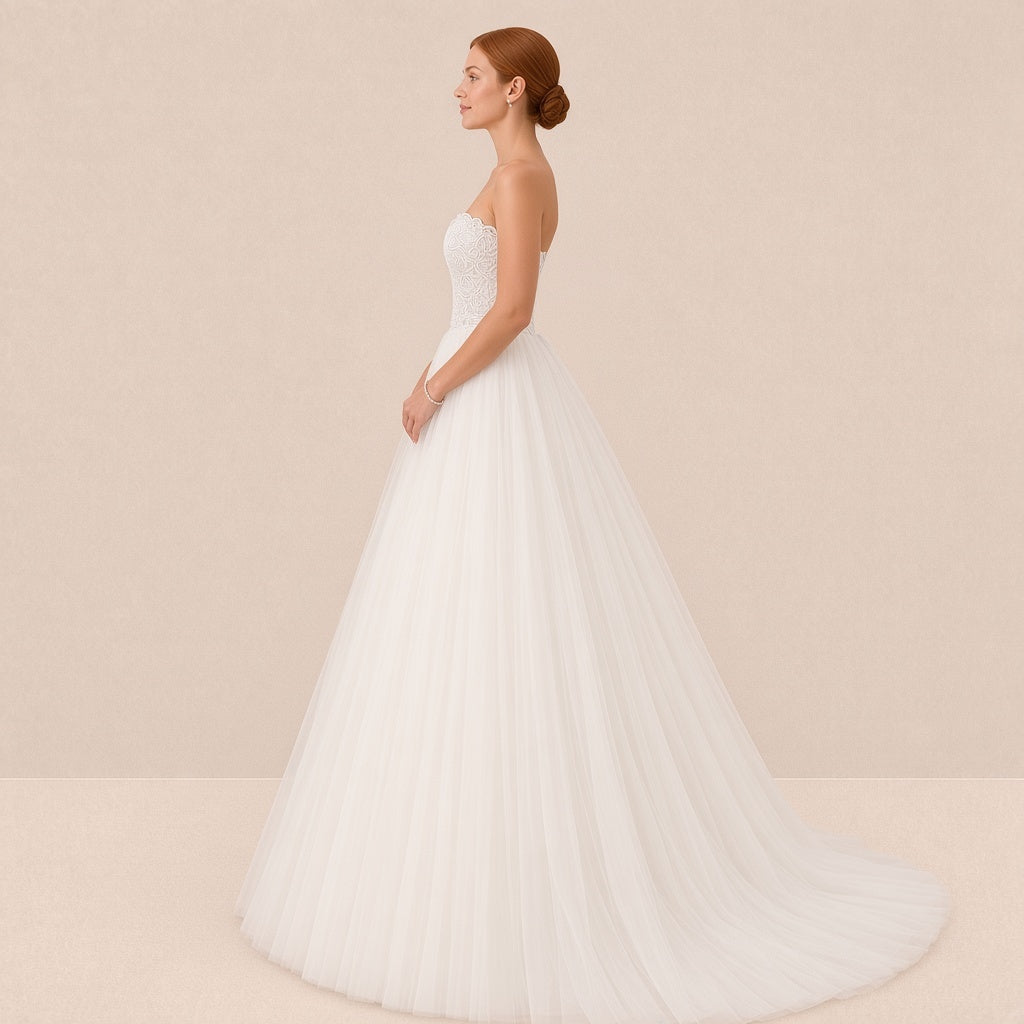 Robe de mariée princesse de profil, jupe en tulle à petite traîne