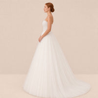 Robe de mariée princesse de profil, jupe en tulle à petite traîne