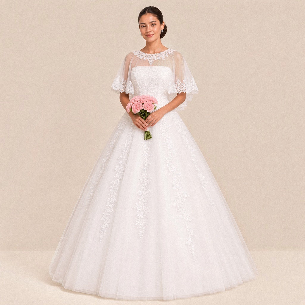 Robe de mariée princesse blanche à cape en tulle, portée de face