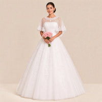 Robe de mariée princesse blanche à cape en tulle, portée de face