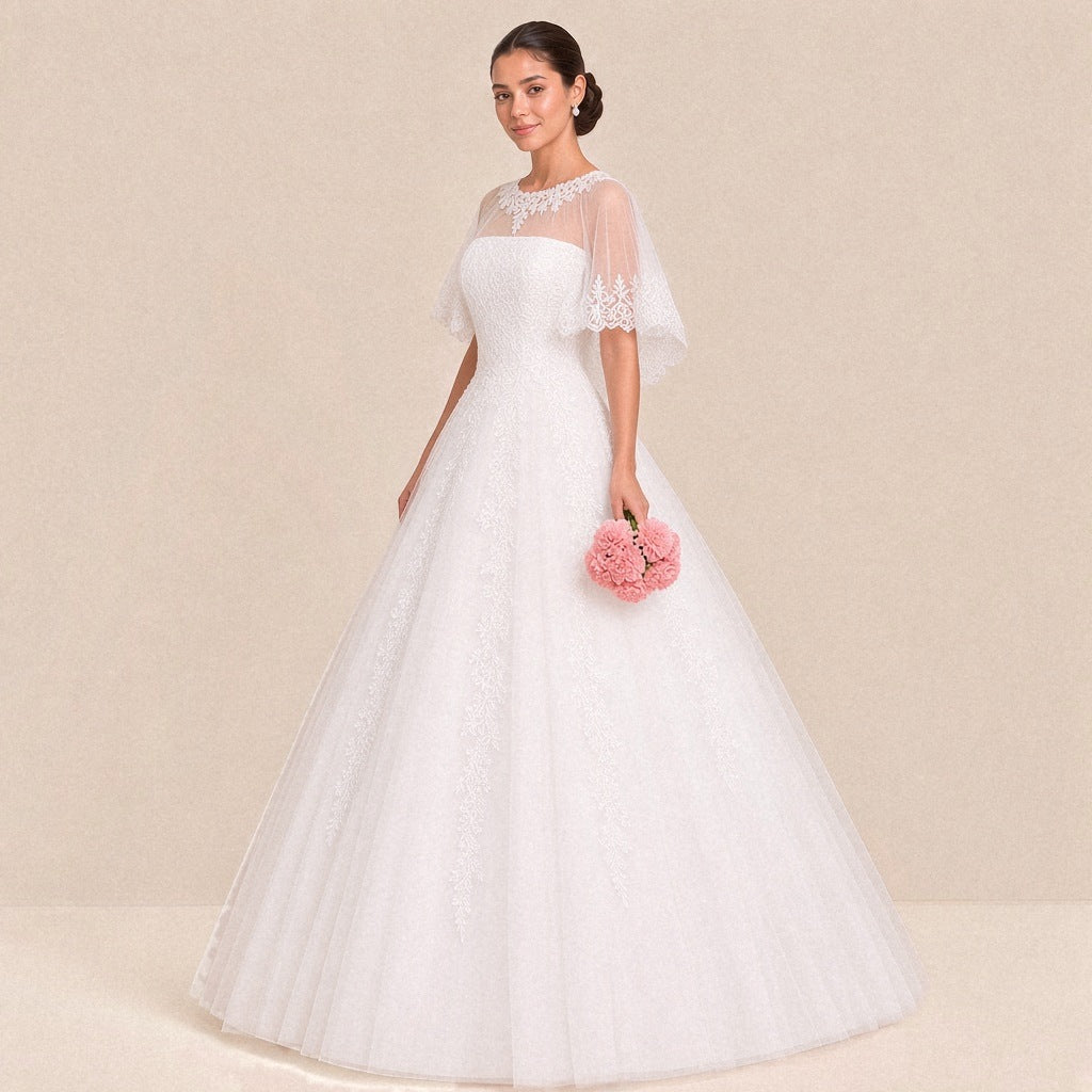 Robe de mariée princesse vue de trois quarts : cape en tulle transparent et jupe ample