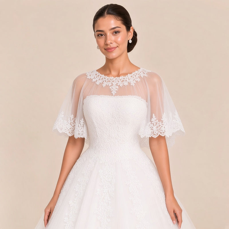 Détail de la cape en tulle à col rond en dentelle et du buste bustier en dentelle