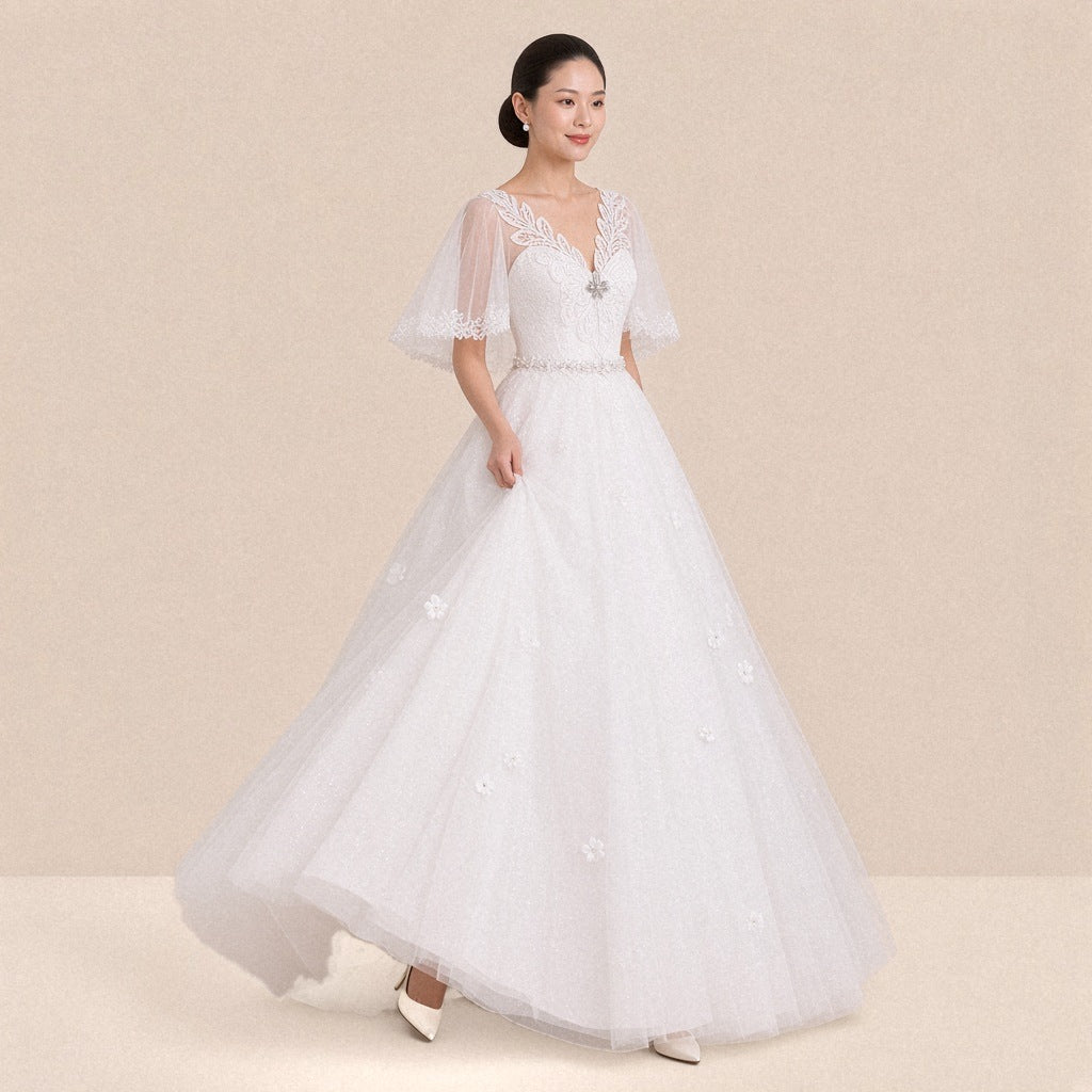 Robe de mariée princesse portée en marchant, vue de trois quarts, jupe en tulle à petites fleurs