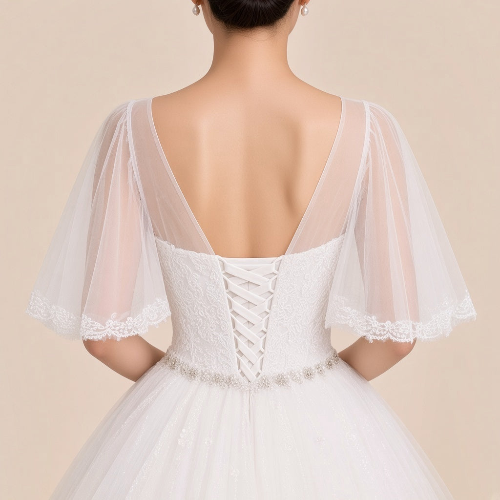 Détail du dos en V transparent, du laçage corset et de la ceinture de strass