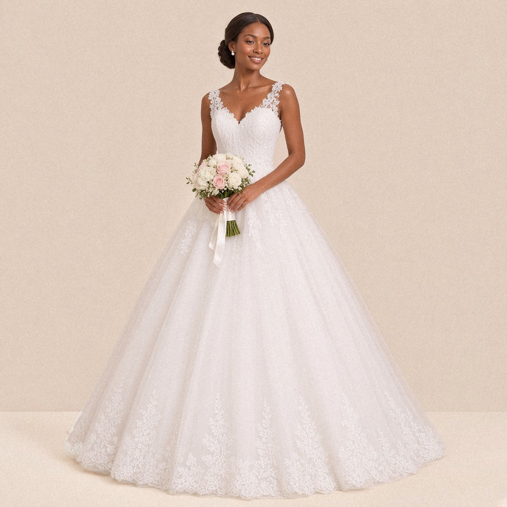 Robe de mariée princesse blanche en dentelle, col V, portée de face