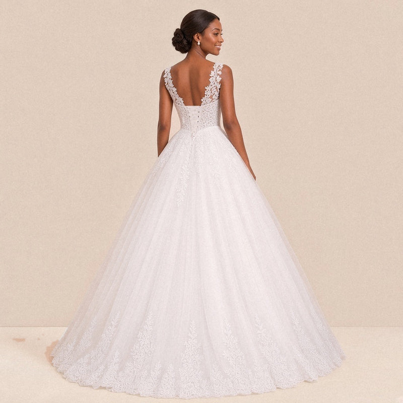 Dos de la robe de mariée : décolleté en V, bretelles en dentelle et laçage corset