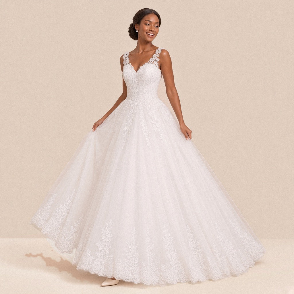 Robe de mariée princesse portée en marchant, vue de trois quarts, jupe en tulle bordée de dentelle