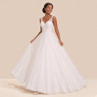 Robe de mariée princesse portée en marchant, vue de trois quarts, jupe en tulle bordée de dentelle