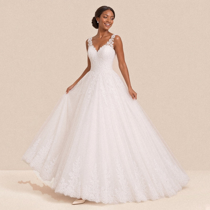 Robe de mariée princesse portée en marchant, vue de trois quarts, jupe en tulle bordée de dentelle