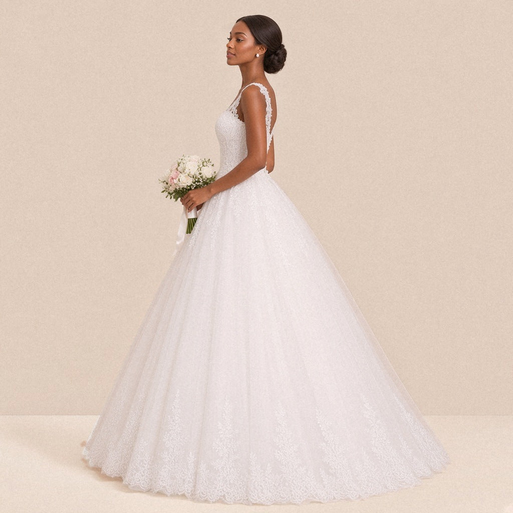 Robe de mariée princesse vue de profil, volume de la jupe en tulle et bordure de dentelle