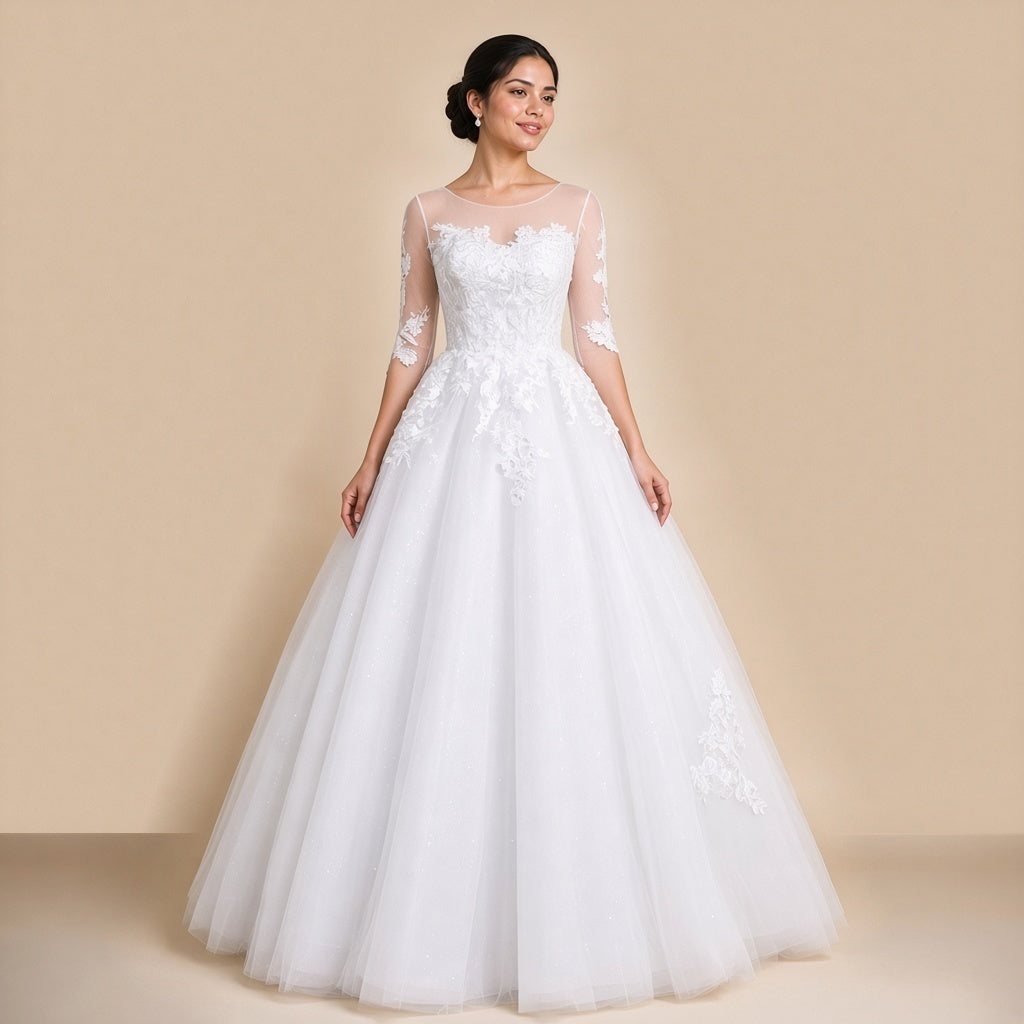 Robe de mariée princesse blanche en dentelle et tulle, col rond transparent et manches aux coudes, vue de face