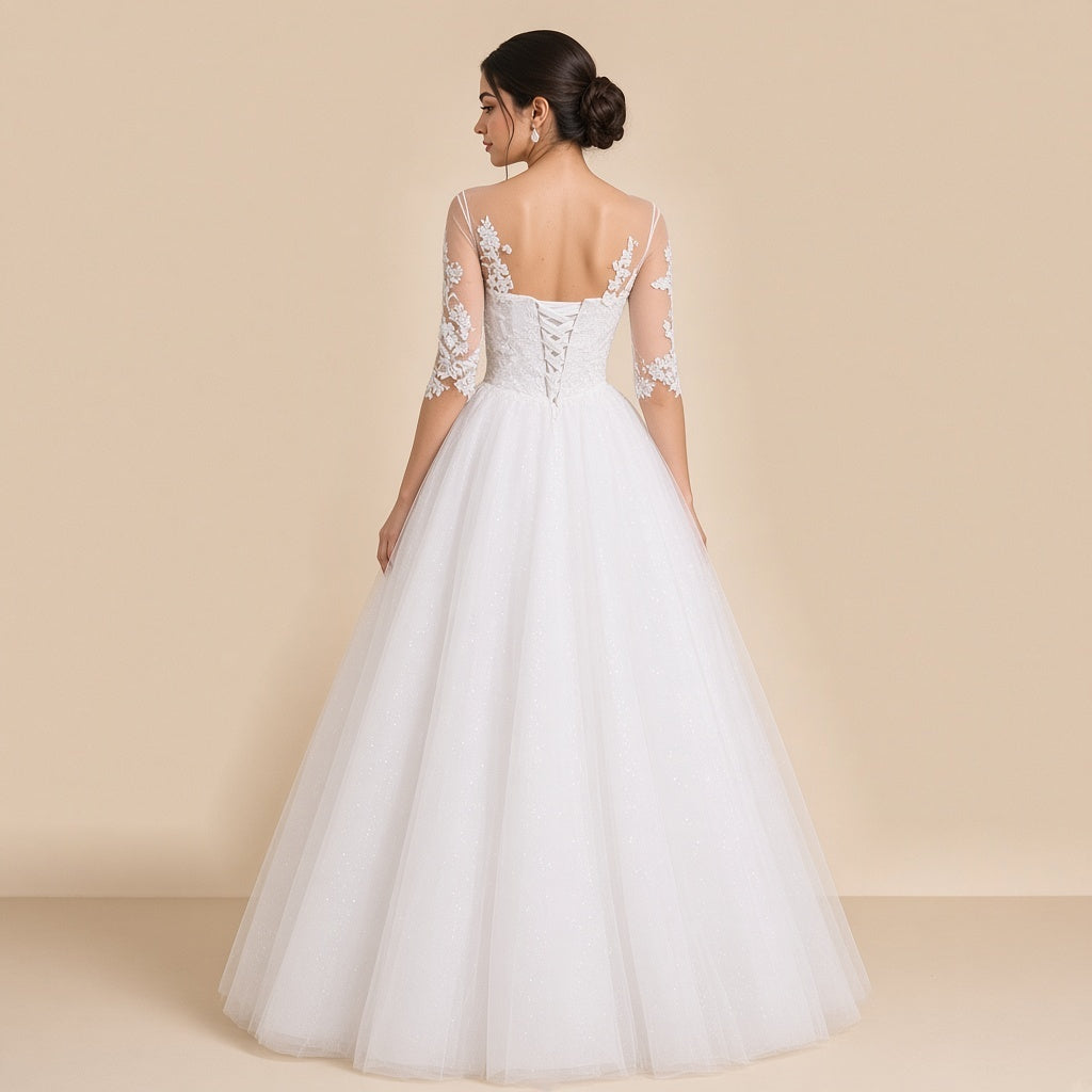 Dos lacé et haut du dos en tulle transparent orné de dentelle, robe de mariée princesse vue de dos