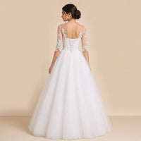 Dos lacé et haut du dos en tulle transparent orné de dentelle, robe de mariée princesse vue de dos