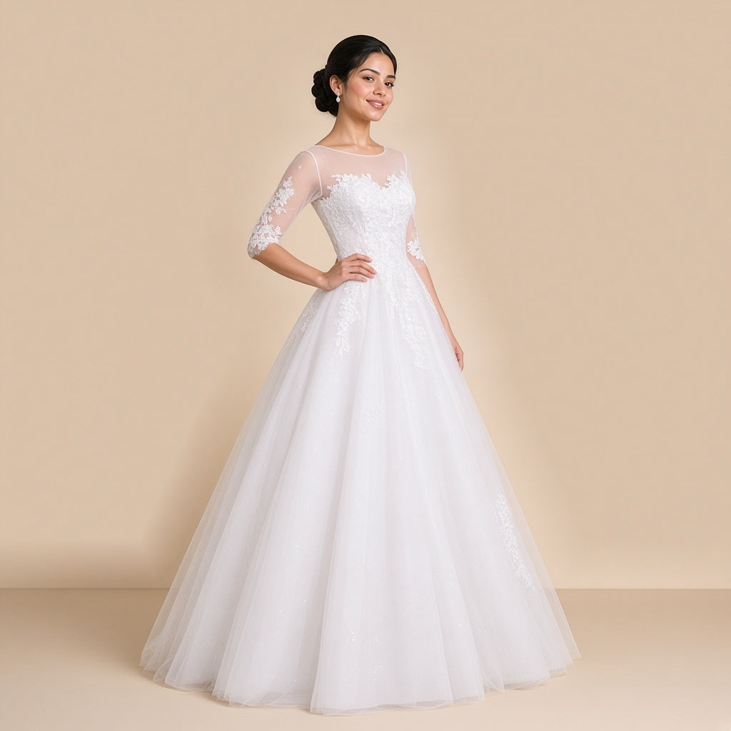 Robe de mariée princesse en dentelle et tulle vue de trois quarts, jupe ample au ras du sol