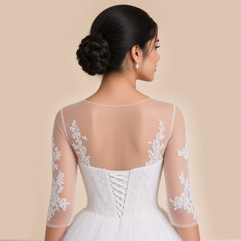 Gros plan du dos en tulle transparent, des fleurs en dentelle et du laçage croisé