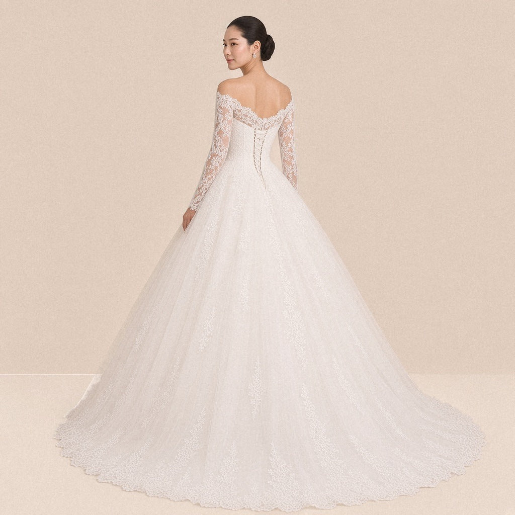 Robe de mariée princesse avec dos à lacets et traîne, vue de dos