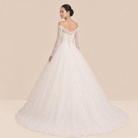 Robe de mariée princesse avec dos à lacets et traîne, vue de dos