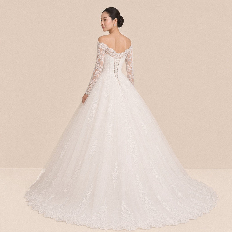 Robe de mariée princesse avec dos à lacets et traîne, vue de dos