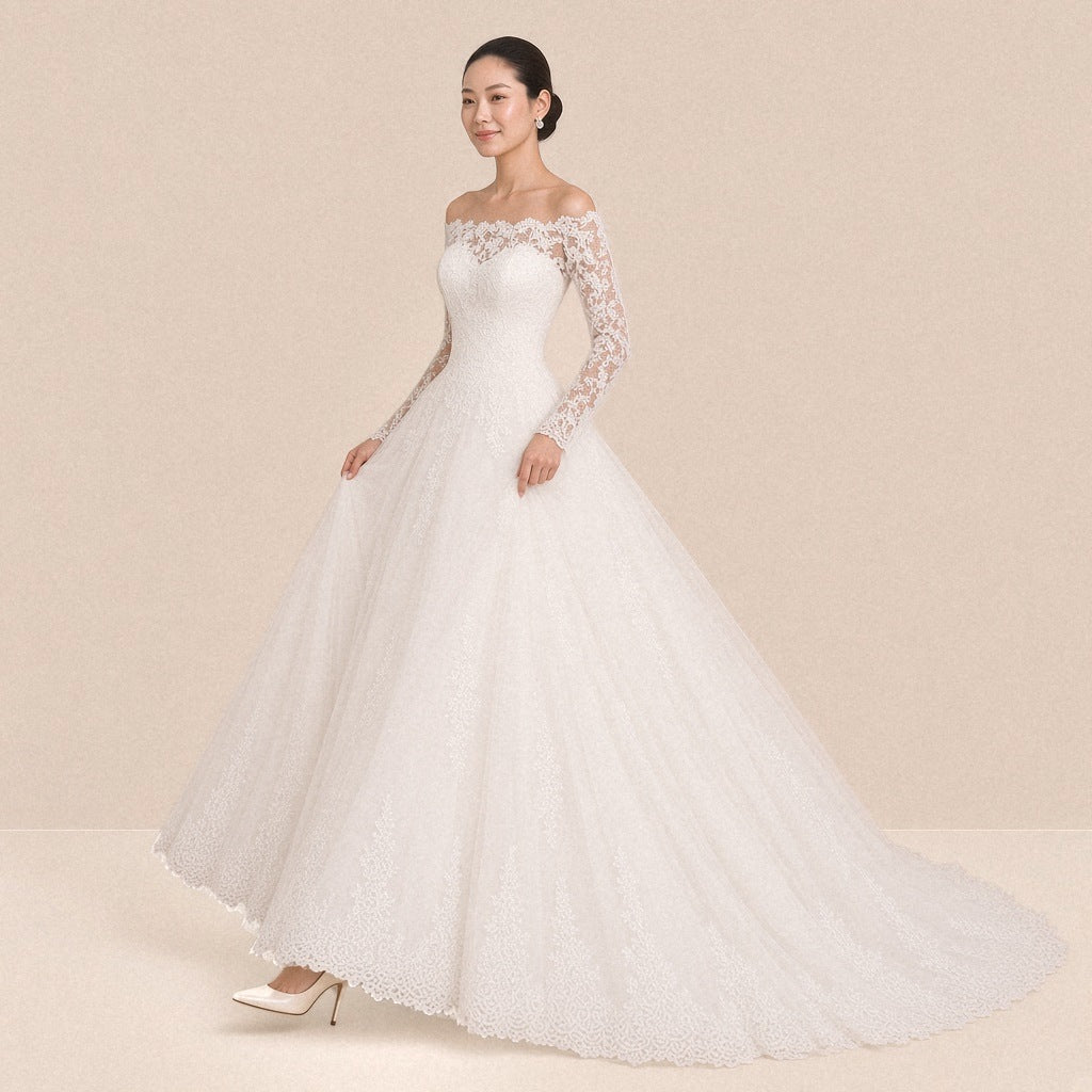 Robe de mariée princesse en tulle et dentelle, vue de trois quarts
