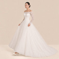 Robe de mariée princesse en tulle et dentelle, vue de trois quarts