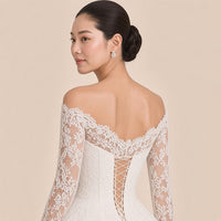 Détail du dos à lacets et des manches en dentelle