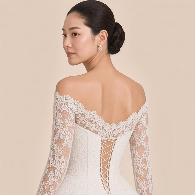 Détail du dos à lacets et des manches en dentelle