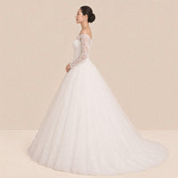 Robe de mariée princesse avec traîne, vue de profil