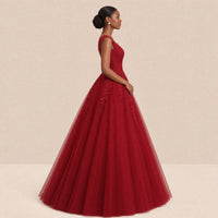 Robe de mariée princesse rouge, vue de profil