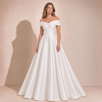 Schulterfreies Brautkleid aus Satin, Kollektion 2026, elegant, figurbetont, mittlere Taille, minimalistisch, königlicher Stil, märchenhaft.
