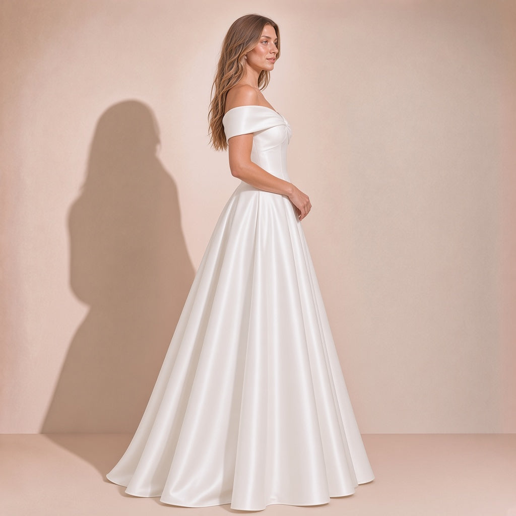 Femme de profil dans la robe de mariée princesse en satin épaules dénudées